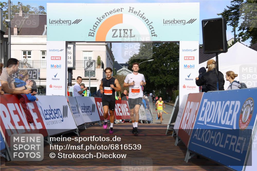 25.08.2024 - 20. Blankeneser Heldenlauf Strokosch-Dieckow http://msf.ph/oto/6816539 25.08.2024 09:40:15 Ziel 220, 221 meine-sportfotos.de