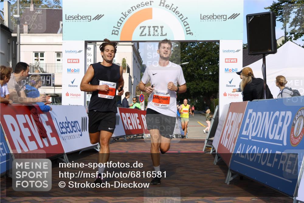 25.08.2024 - 20. Blankeneser Heldenlauf Strokosch-Dieckow http://msf.ph/oto/6816581 25.08.2024 09:40:17 Ziel 220, 221, 233 meine-sportfotos.de