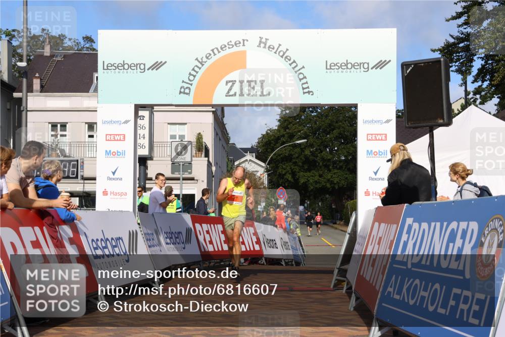 25.08.2024 - 20. Blankeneser Heldenlauf Strokosch-Dieckow http://msf.ph/oto/6816607 25.08.2024 09:40:19 Ziel 220, 221, 233 meine-sportfotos.de