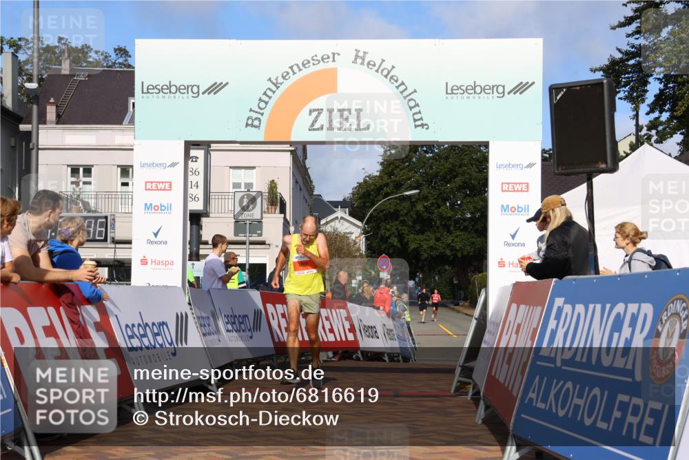 25.08.2024 - 20. Blankeneser Heldenlauf Strokosch-Dieckow http://msf.ph/oto/6816619 25.08.2024 09:40:20 Ziel 220, 221, 233 meine-sportfotos.de