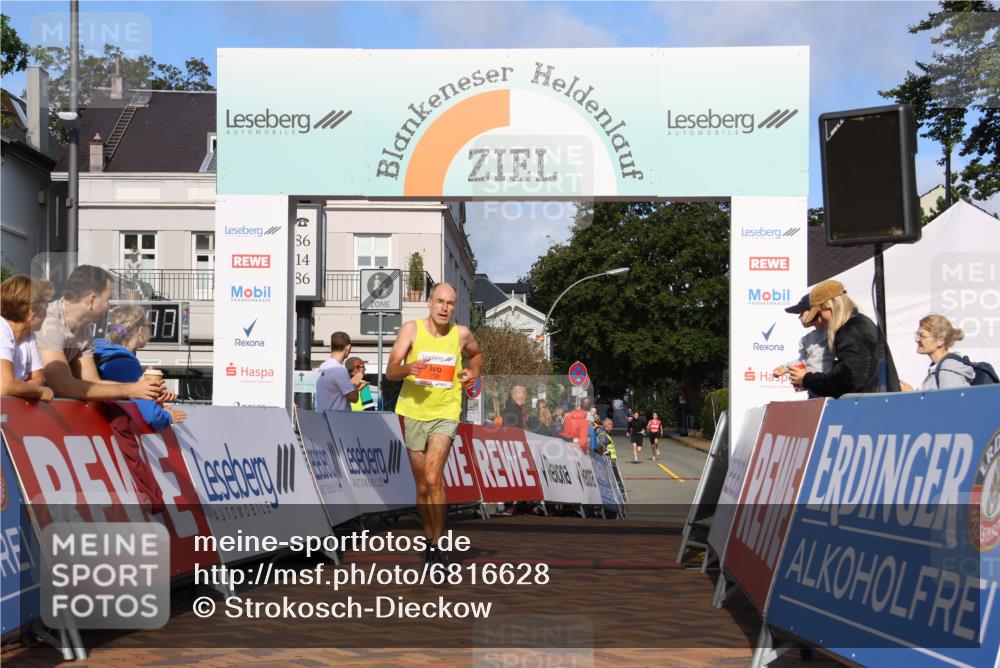 25.08.2024 - 20. Blankeneser Heldenlauf Strokosch-Dieckow http://msf.ph/oto/6816628 25.08.2024 09:40:20 Ziel 220, 221, 233 meine-sportfotos.de