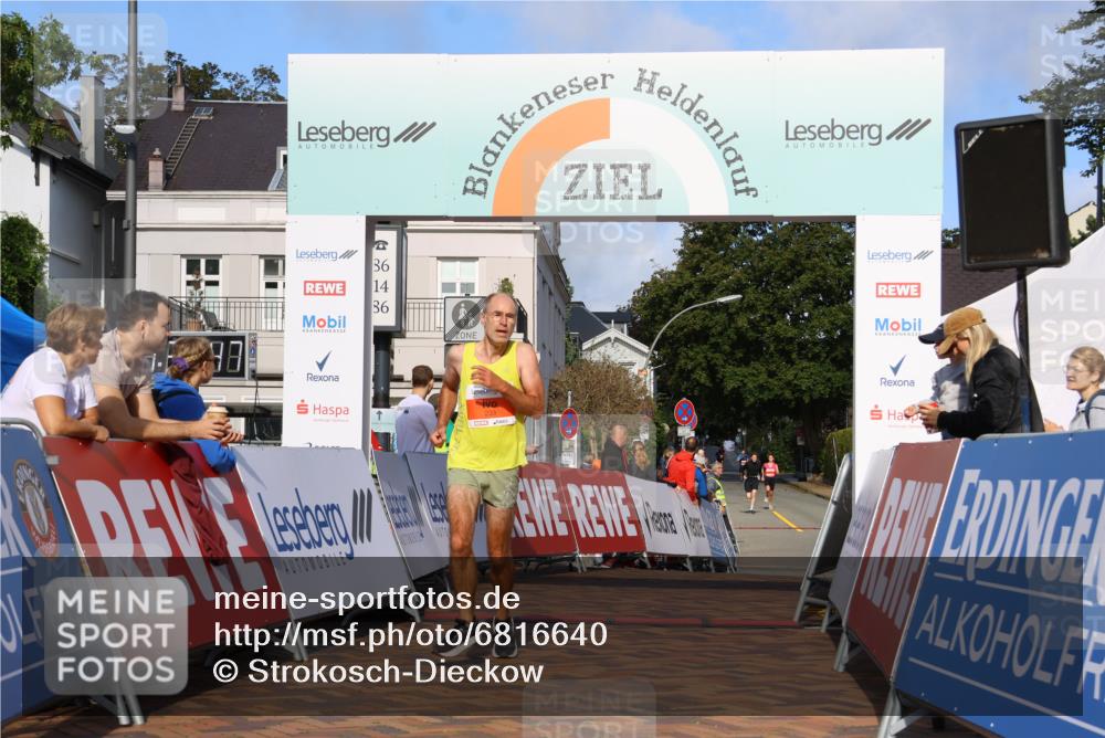 25.08.2024 - 20. Blankeneser Heldenlauf Strokosch-Dieckow http://msf.ph/oto/6816640 25.08.2024 09:40:20 Ziel 220, 221, 233 meine-sportfotos.de
