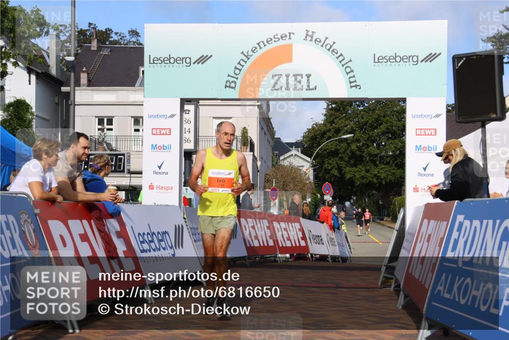 25.08.2024 - 20. Blankeneser Heldenlauf Strokosch-Dieckow http://msf.ph/oto/6816650 25.08.2024 09:40:21 Ziel 220, 221, 233 meine-sportfotos.de