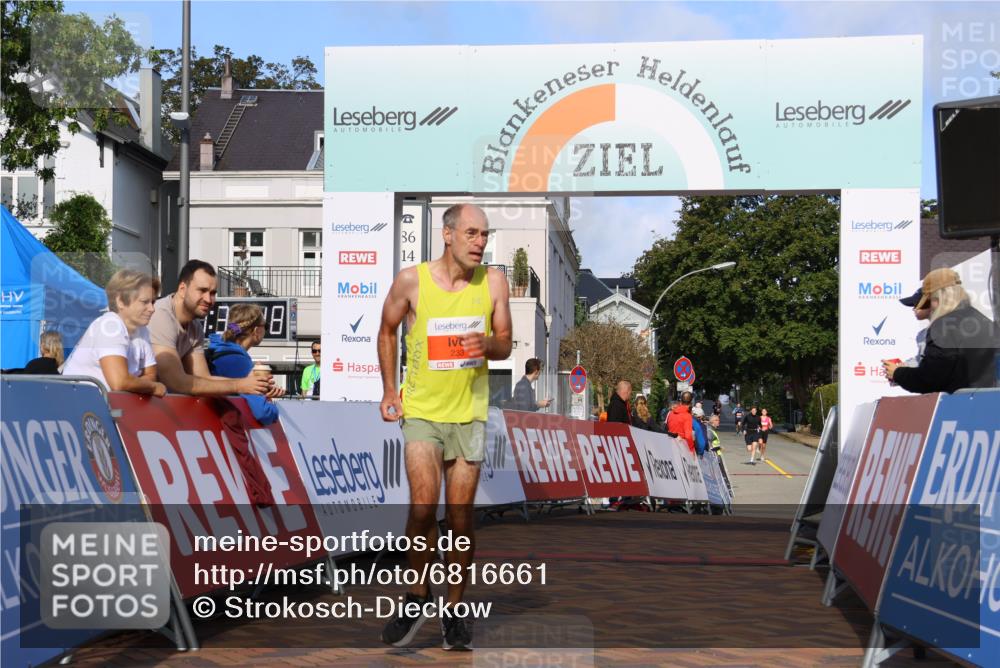 25.08.2024 - 20. Blankeneser Heldenlauf Strokosch-Dieckow http://msf.ph/oto/6816661 25.08.2024 09:40:21 Ziel 220, 221, 233 meine-sportfotos.de