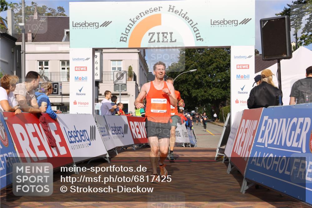25.08.2024 - 20. Blankeneser Heldenlauf Strokosch-Dieckow http://msf.ph/oto/6817425 25.08.2024 09:41:52 Ziel 105, 121, 288 meine-sportfotos.de
