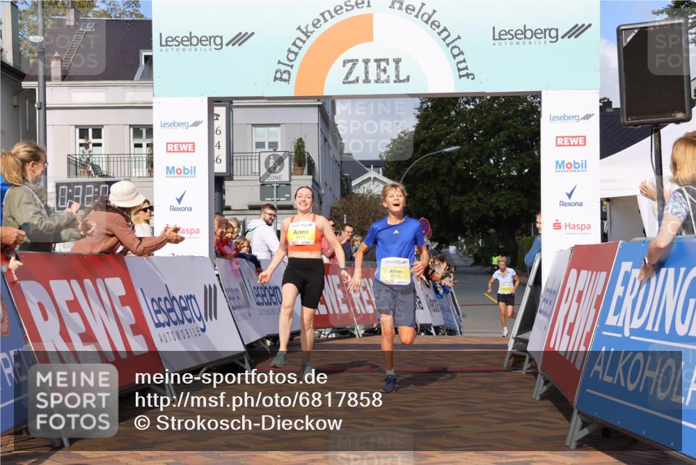 25.08.2024 - 20. Blankeneser Heldenlauf Strokosch-Dieckow http://msf.ph/oto/6817858 25.08.2024 10:17:21 Ziel 6273, 6457, 6459 meine-sportfotos.de