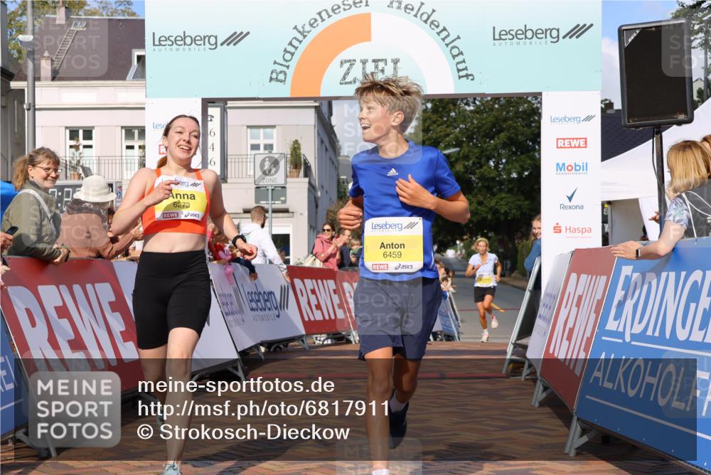 25.08.2024 - 20. Blankeneser Heldenlauf Strokosch-Dieckow http://msf.ph/oto/6817911 25.08.2024 10:17:22 Ziel 6273, 6457, 6459 meine-sportfotos.de