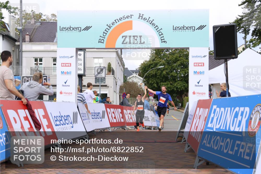 25.08.2024 - 20. Blankeneser Heldenlauf Strokosch-Dieckow http://msf.ph/oto/6822852 25.08.2024 09:50:09 Ziel 211, 212 meine-sportfotos.de