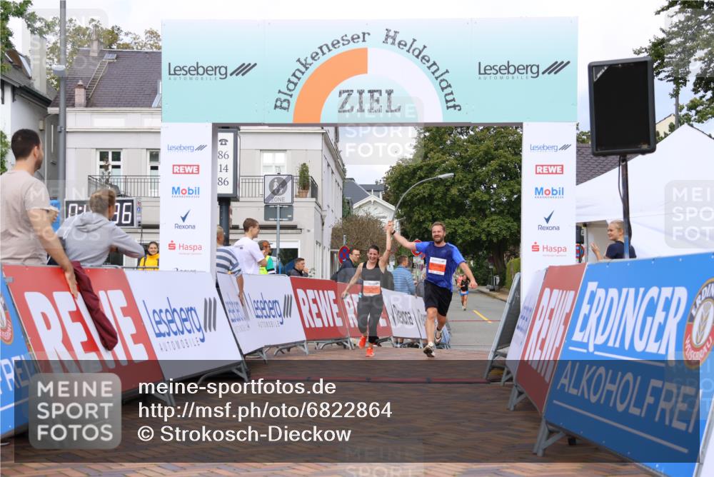 25.08.2024 - 20. Blankeneser Heldenlauf Strokosch-Dieckow http://msf.ph/oto/6822864 25.08.2024 09:50:09 Ziel 211, 212 meine-sportfotos.de