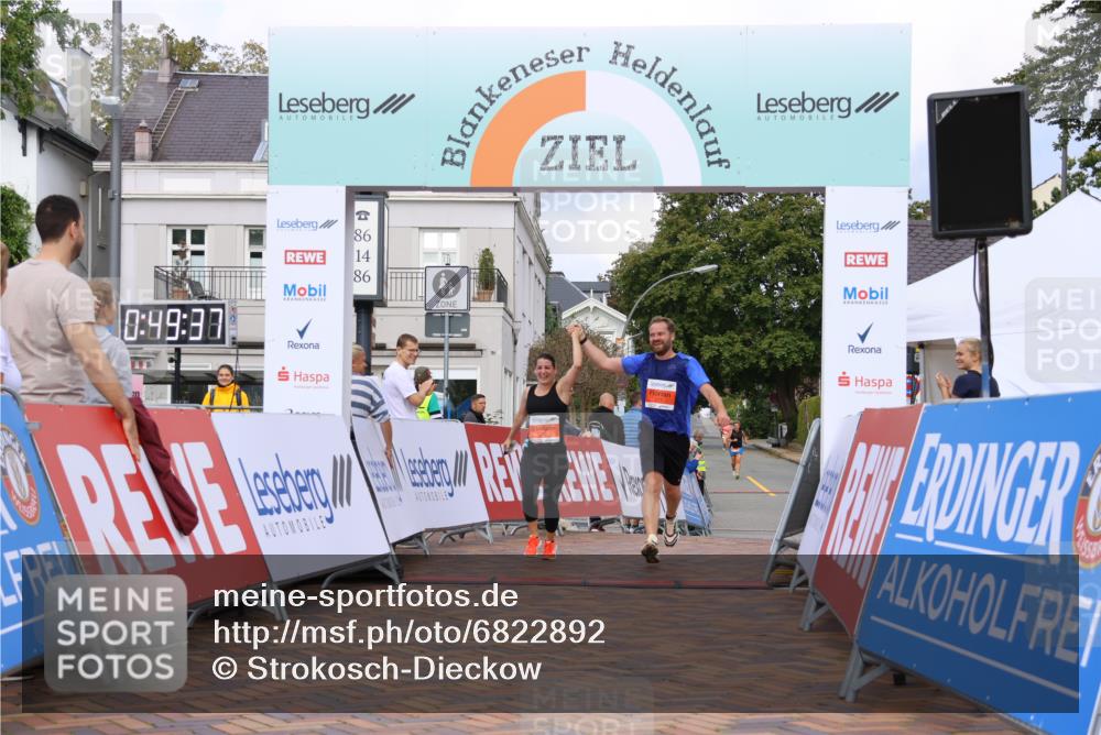 25.08.2024 - 20. Blankeneser Heldenlauf Strokosch-Dieckow http://msf.ph/oto/6822892 25.08.2024 09:50:10 Ziel 211, 212 meine-sportfotos.de
