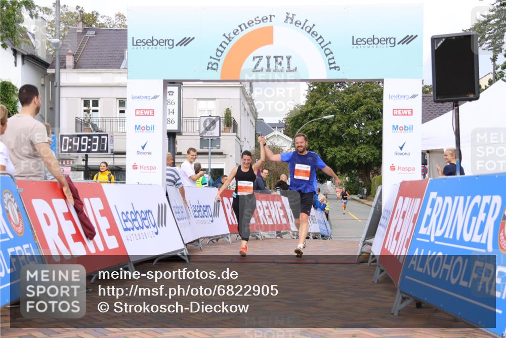 25.08.2024 - 20. Blankeneser Heldenlauf Strokosch-Dieckow http://msf.ph/oto/6822905 25.08.2024 09:50:10 Ziel 211, 212 meine-sportfotos.de