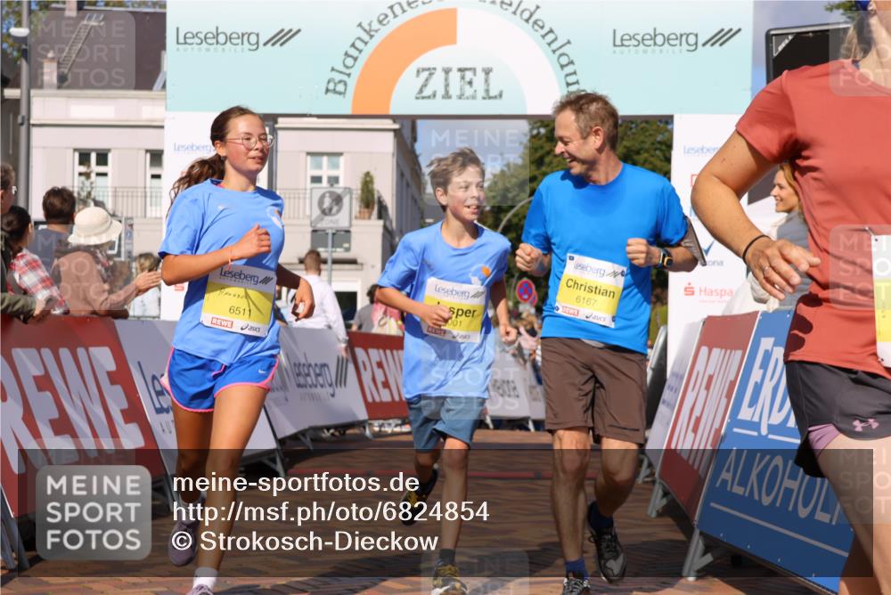 25.08.2024 - 20. Blankeneser Heldenlauf Strokosch-Dieckow http://msf.ph/oto/6824854 25.08.2024 10:23:57 Ziel 6001, 6091, 6167, 6511, 6515 meine-sportfotos.de