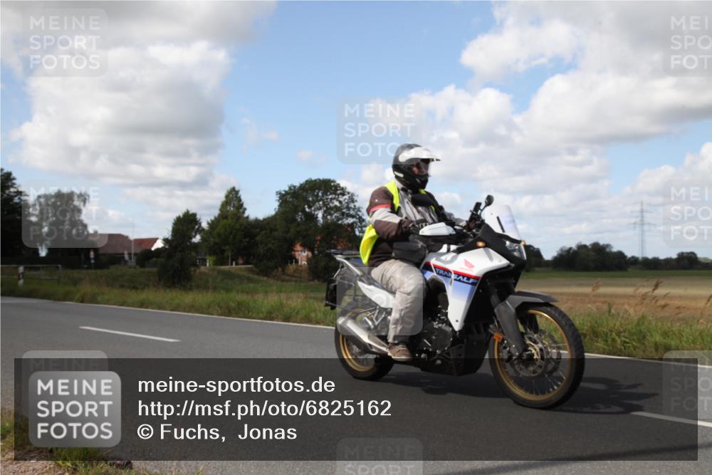 25.08.2024 - Elbe Triathlon Hamburg Fuchs,  Jonas http://msf.ph/oto/6825162 25.08.2024 12:02:56 Radfahren  meine-sportfotos.de