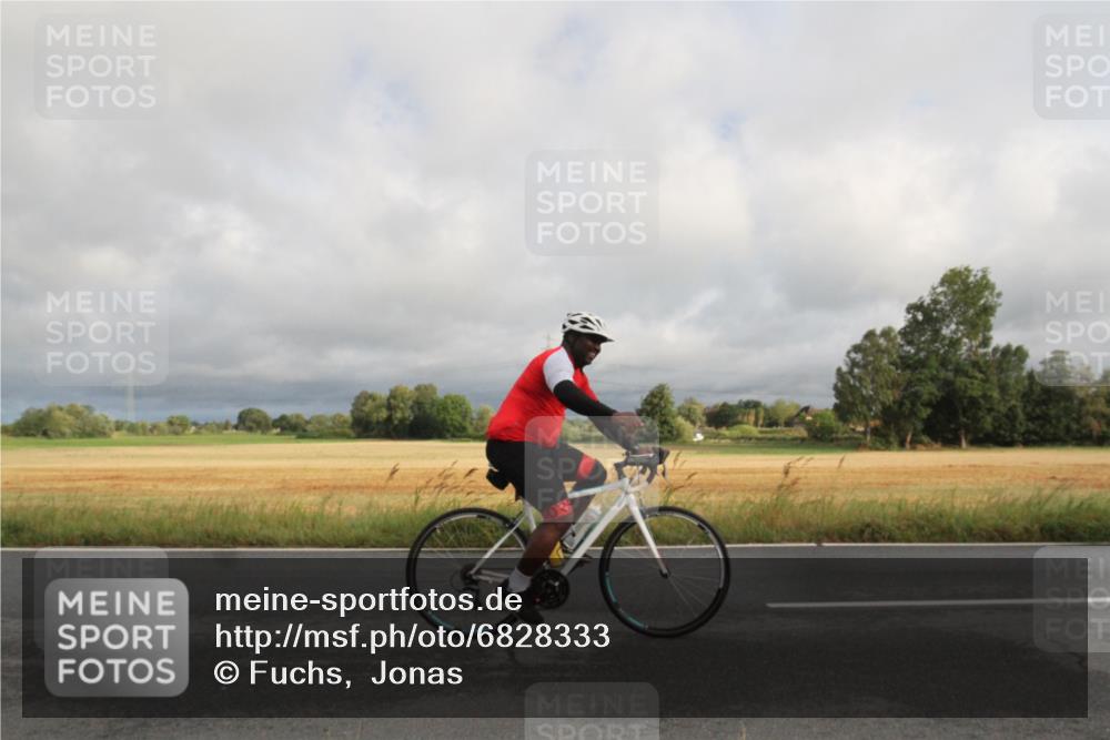 25.08.2024 - Elbe Triathlon Hamburg Fuchs,  Jonas http://msf.ph/oto/6828333 25.08.2024 08:08:29 Radfahren  meine-sportfotos.de