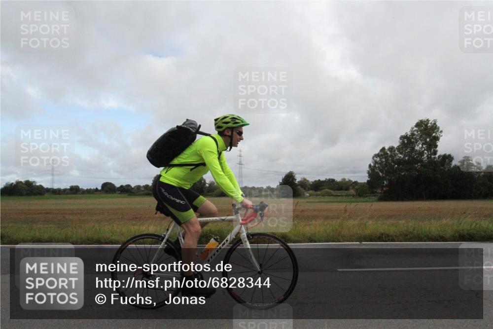 25.08.2024 - Elbe Triathlon Hamburg Fuchs,  Jonas http://msf.ph/oto/6828344 25.08.2024 08:22:44 Radfahren  meine-sportfotos.de