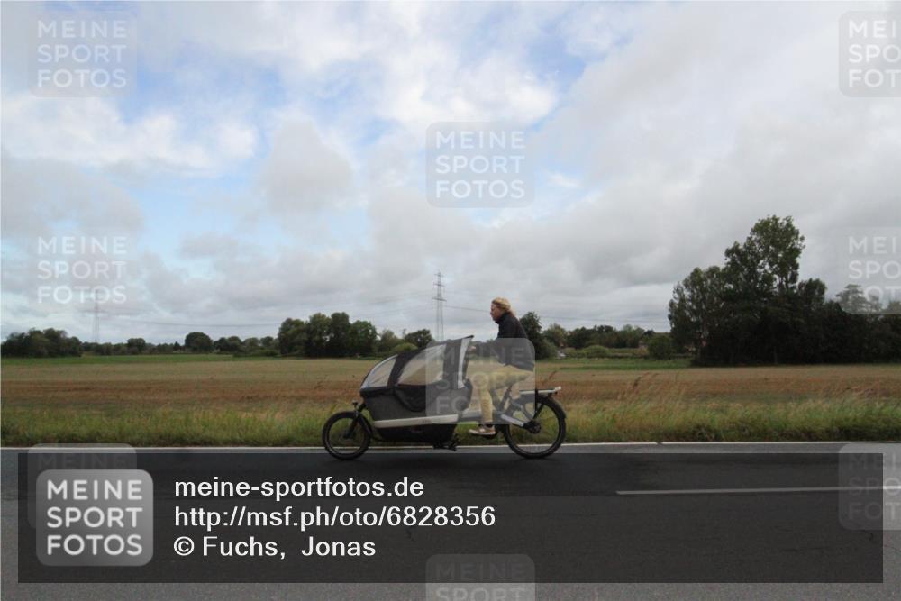 25.08.2024 - Elbe Triathlon Hamburg Fuchs,  Jonas http://msf.ph/oto/6828356 25.08.2024 08:26:58 Radfahren  meine-sportfotos.de