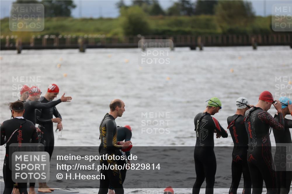 25.08.2024 - Elbe Triathlon Hamburg H.Heesch http://msf.ph/oto/6829814 25.08.2024 07:54:31 Schwimmen  meine-sportfotos.de