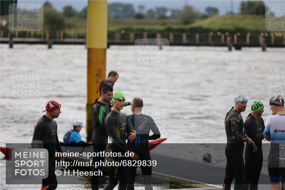 25.08.2024 - Elbe Triathlon Hamburg H.Heesch http://msf.ph/oto/6829839 25.08.2024 07:54:36 Schwimmen  meine-sportfotos.de