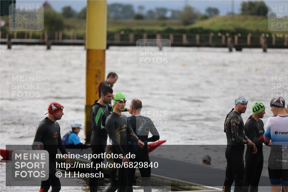 25.08.2024 - Elbe Triathlon Hamburg H.Heesch http://msf.ph/oto/6829840 25.08.2024 07:54:36 Schwimmen  meine-sportfotos.de