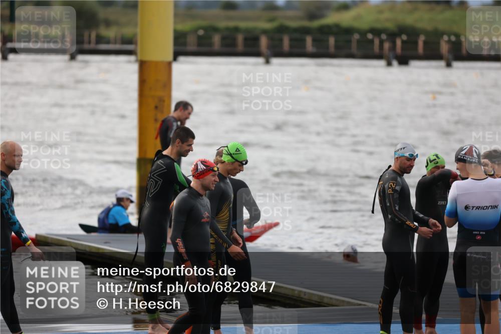 25.08.2024 - Elbe Triathlon Hamburg H.Heesch http://msf.ph/oto/6829847 25.08.2024 07:54:37 Schwimmen  meine-sportfotos.de