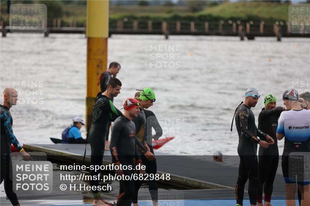 25.08.2024 - Elbe Triathlon Hamburg H.Heesch http://msf.ph/oto/6829848 25.08.2024 07:54:37 Schwimmen  meine-sportfotos.de