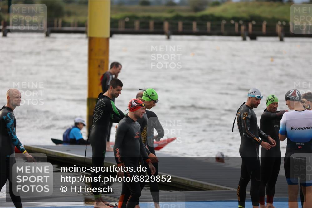25.08.2024 - Elbe Triathlon Hamburg H.Heesch http://msf.ph/oto/6829852 25.08.2024 07:54:37 Schwimmen  meine-sportfotos.de