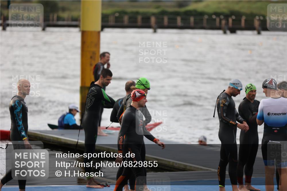 25.08.2024 - Elbe Triathlon Hamburg H.Heesch http://msf.ph/oto/6829855 25.08.2024 07:54:37 Schwimmen  meine-sportfotos.de