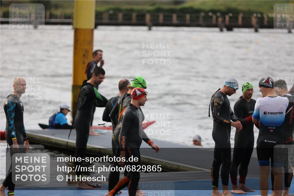 25.08.2024 - Elbe Triathlon Hamburg H.Heesch http://msf.ph/oto/6829865 25.08.2024 07:54:37 Schwimmen  meine-sportfotos.de
