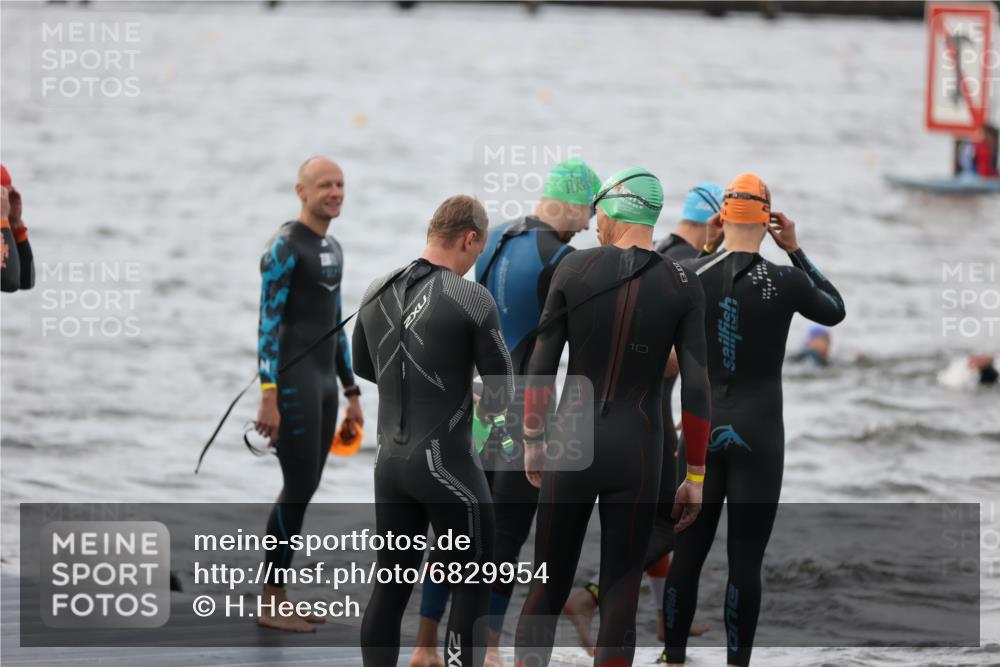 25.08.2024 - Elbe Triathlon Hamburg H.Heesch http://msf.ph/oto/6829954 25.08.2024 07:54:55 Schwimmen  meine-sportfotos.de