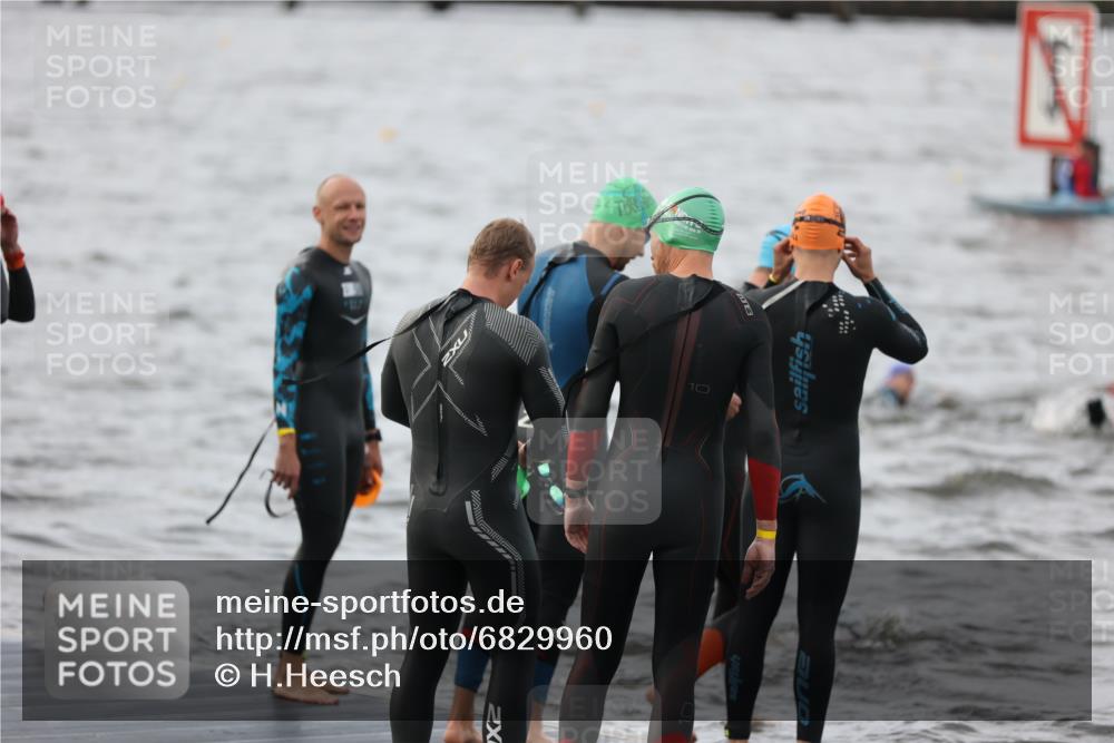 25.08.2024 - Elbe Triathlon Hamburg H.Heesch http://msf.ph/oto/6829960 25.08.2024 07:54:55 Schwimmen  meine-sportfotos.de