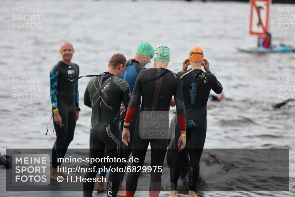 25.08.2024 - Elbe Triathlon Hamburg H.Heesch http://msf.ph/oto/6829975 25.08.2024 07:54:55 Schwimmen  meine-sportfotos.de