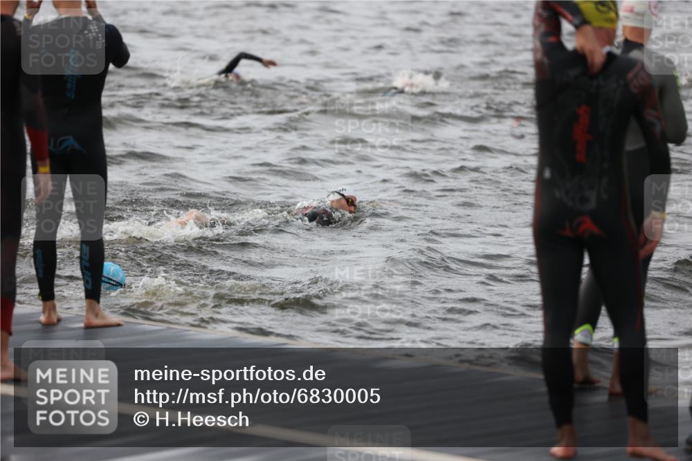 25.08.2024 - Elbe Triathlon Hamburg H.Heesch http://msf.ph/oto/6830005 25.08.2024 07:54:57 Schwimmen  meine-sportfotos.de