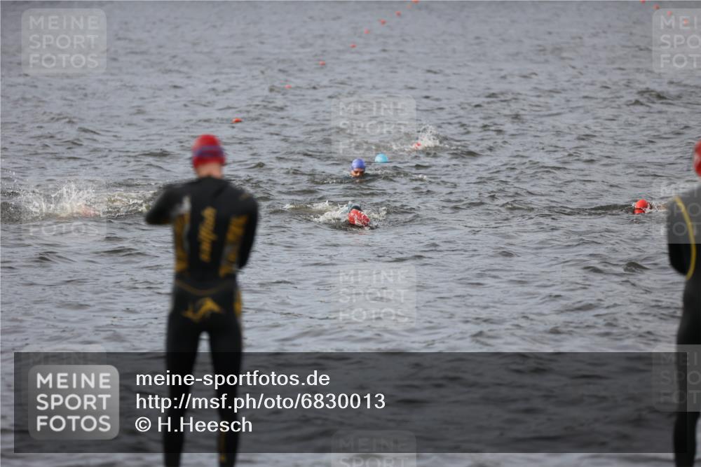 25.08.2024 - Elbe Triathlon Hamburg H.Heesch http://msf.ph/oto/6830013 25.08.2024 07:55:54 Schwimmen  meine-sportfotos.de