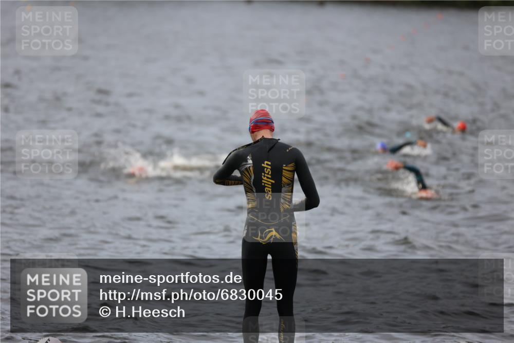 25.08.2024 - Elbe Triathlon Hamburg H.Heesch http://msf.ph/oto/6830045 25.08.2024 07:55:56 Schwimmen  meine-sportfotos.de