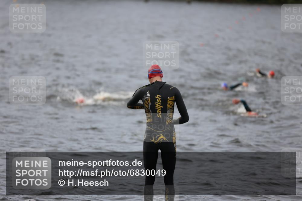 25.08.2024 - Elbe Triathlon Hamburg H.Heesch http://msf.ph/oto/6830049 25.08.2024 07:55:56 Schwimmen  meine-sportfotos.de