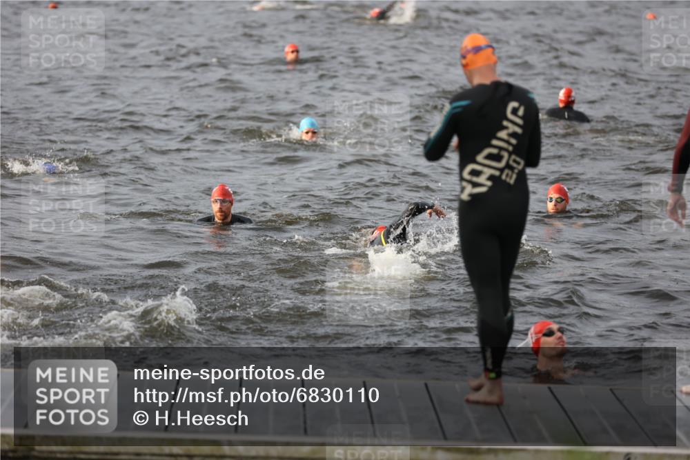 25.08.2024 - Elbe Triathlon Hamburg H.Heesch http://msf.ph/oto/6830110 25.08.2024 07:56:09 Schwimmen  meine-sportfotos.de