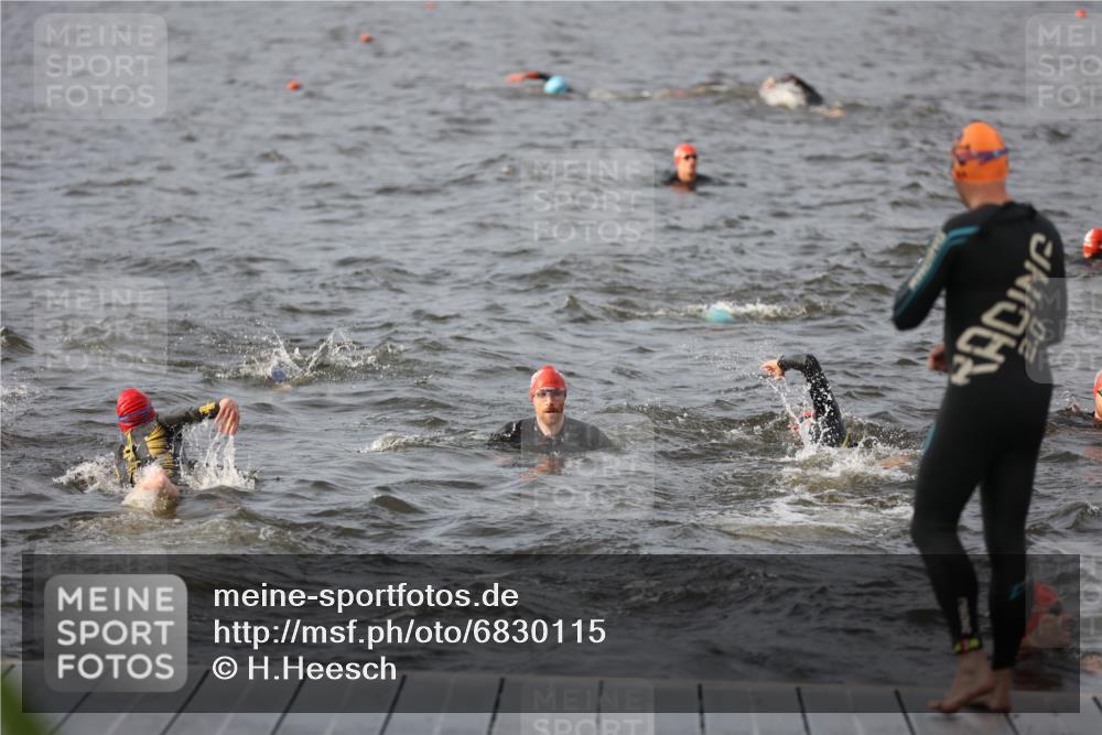25.08.2024 - Elbe Triathlon Hamburg H.Heesch http://msf.ph/oto/6830115 25.08.2024 07:56:10 Schwimmen  meine-sportfotos.de