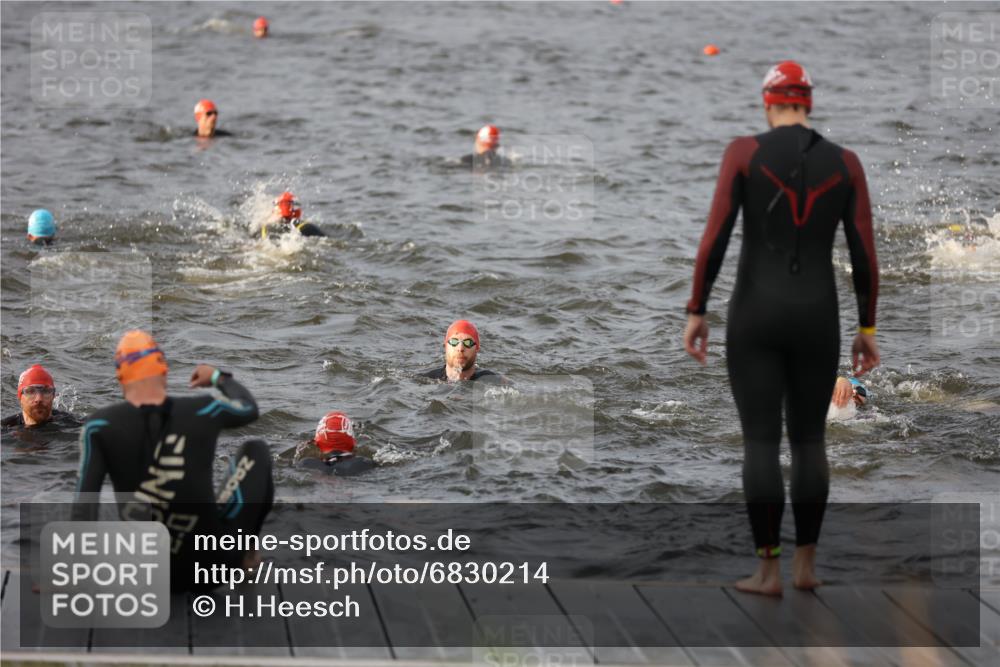 25.08.2024 - Elbe Triathlon Hamburg H.Heesch http://msf.ph/oto/6830214 25.08.2024 07:56:15 Schwimmen  meine-sportfotos.de