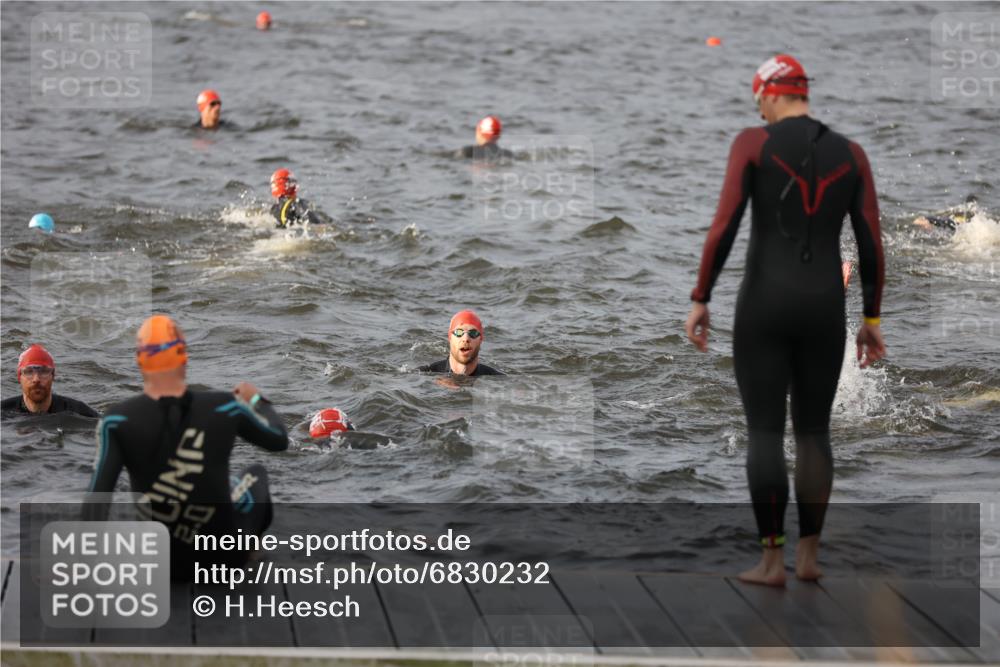 25.08.2024 - Elbe Triathlon Hamburg H.Heesch http://msf.ph/oto/6830232 25.08.2024 07:56:15 Schwimmen  meine-sportfotos.de