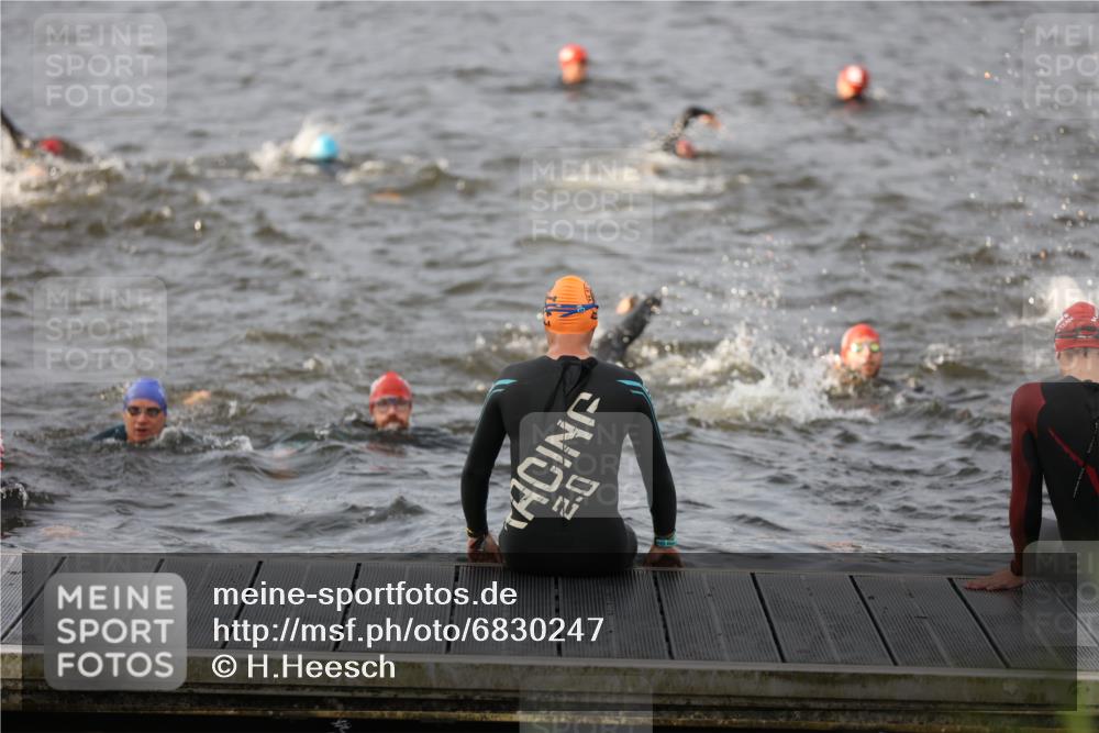 25.08.2024 - Elbe Triathlon Hamburg H.Heesch http://msf.ph/oto/6830247 25.08.2024 07:56:17 Schwimmen  meine-sportfotos.de