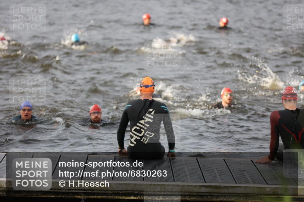 25.08.2024 - Elbe Triathlon Hamburg H.Heesch http://msf.ph/oto/6830263 25.08.2024 07:56:17 Schwimmen  meine-sportfotos.de