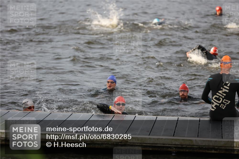 25.08.2024 - Elbe Triathlon Hamburg H.Heesch http://msf.ph/oto/6830285 25.08.2024 07:56:20 Schwimmen  meine-sportfotos.de