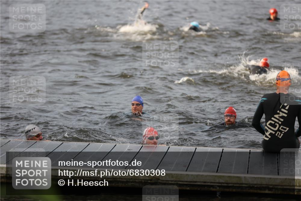 25.08.2024 - Elbe Triathlon Hamburg H.Heesch http://msf.ph/oto/6830308 25.08.2024 07:56:20 Schwimmen  meine-sportfotos.de