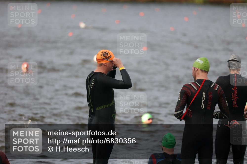25.08.2024 - Elbe Triathlon Hamburg H.Heesch http://msf.ph/oto/6830356 25.08.2024 07:56:38 Schwimmen  meine-sportfotos.de
