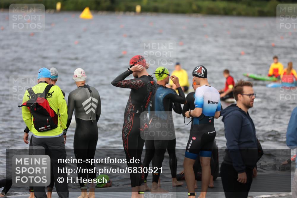 25.08.2024 - Elbe Triathlon Hamburg H.Heesch http://msf.ph/oto/6830521 25.08.2024 07:58:34 Schwimmen  meine-sportfotos.de