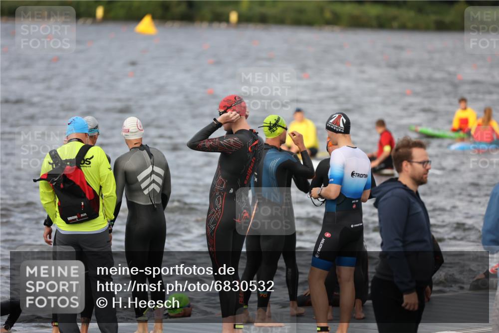 25.08.2024 - Elbe Triathlon Hamburg H.Heesch http://msf.ph/oto/6830532 25.08.2024 07:58:35 Schwimmen  meine-sportfotos.de
