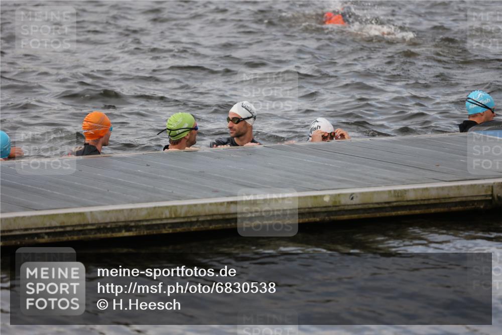 25.08.2024 - Elbe Triathlon Hamburg H.Heesch http://msf.ph/oto/6830538 25.08.2024 07:58:39 Schwimmen  meine-sportfotos.de
