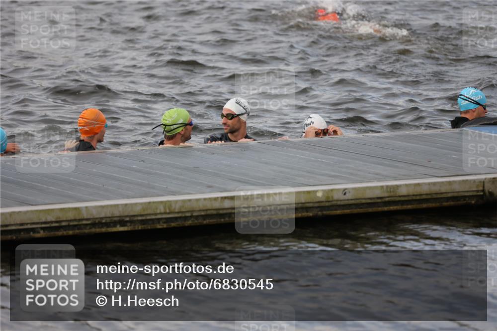 25.08.2024 - Elbe Triathlon Hamburg H.Heesch http://msf.ph/oto/6830545 25.08.2024 07:58:40 Schwimmen  meine-sportfotos.de