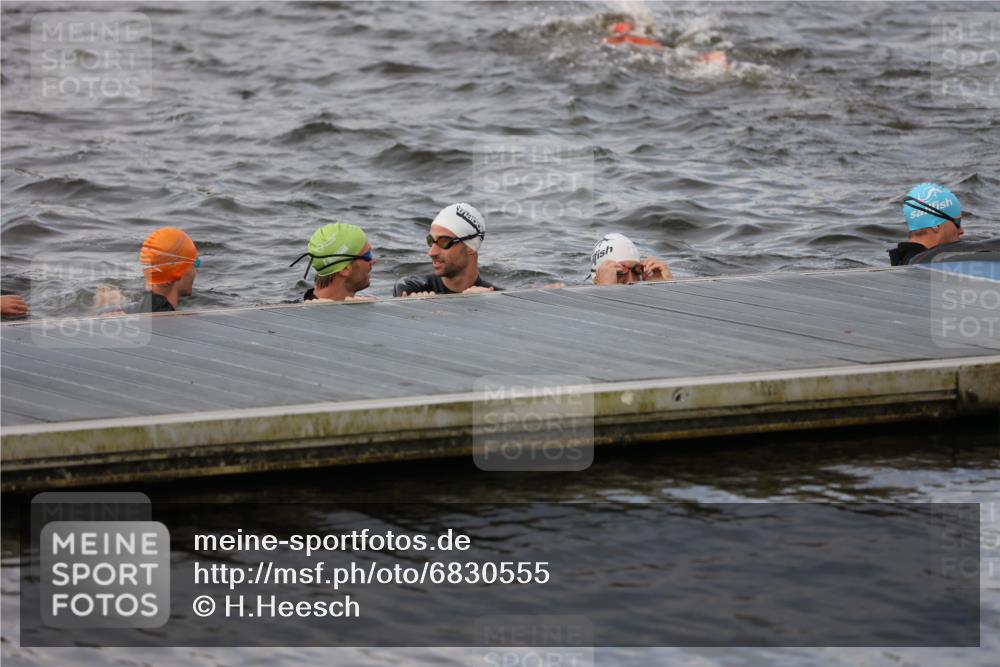 25.08.2024 - Elbe Triathlon Hamburg H.Heesch http://msf.ph/oto/6830555 25.08.2024 07:58:40 Schwimmen  meine-sportfotos.de