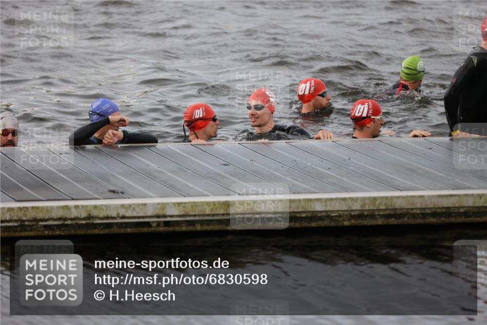 25.08.2024 - Elbe Triathlon Hamburg H.Heesch http://msf.ph/oto/6830598 25.08.2024 07:58:46 Schwimmen  meine-sportfotos.de